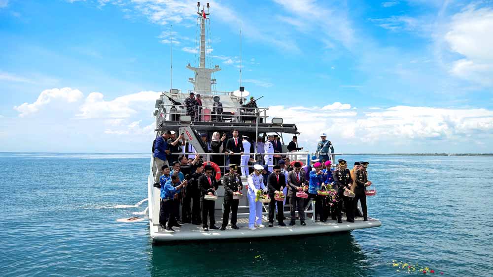 Rombongan pejabat Forkopimda melakukan prosesi tabur bunga di Perairan Selat Bali dari atas Kapal Angkatan Laut (KAL) Sembulungan, Senin (10/11).