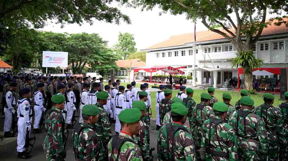 ISI KEMERDEKAAN: Lintas elemen mengikuti upacara peringatan Hari Pahlawan di halaman kantor Pemkab Banyuwangi, Senin (10/11).