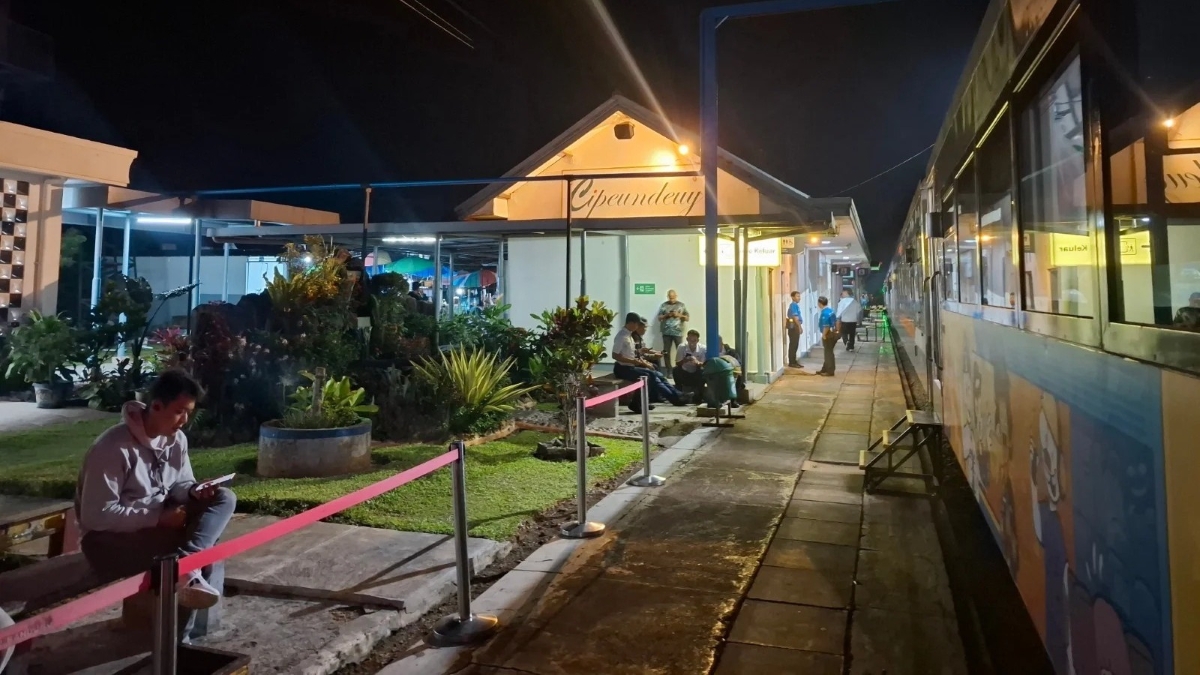 KAI dukung ekonomi lokal lewat area UMKM di Stasiun Cipeundeuy.