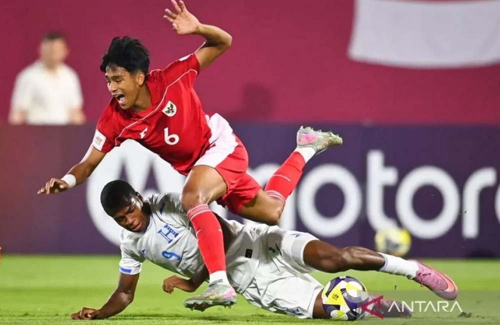 Pesepak bola Timnas Indonesia U-17 Evandra Florasta (atas) berebut bola dengan pesepak bola Timnas Honduras U-17 David Alexander Flores Ramirez (bawah) pada laga Grup H Piala Dunia U17 2025.