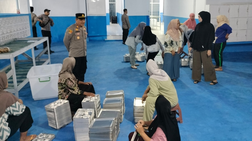 DIAWASI KETAT: Kapolsek Wongsorejo AKP Eko Darmawan mengawasi SPPG di Desa Watukebo, Senin (10/11).