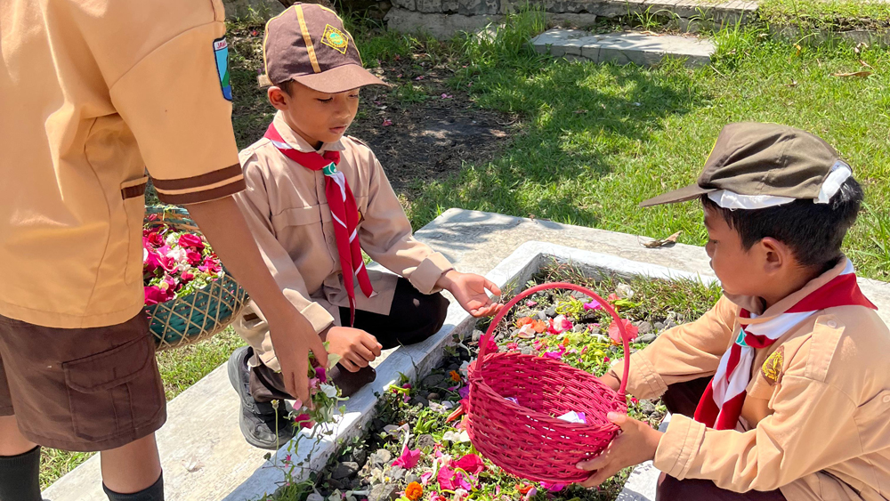 Perwakilan anggota Pramuka dari seluruh SD/MI di Banyuwangi melakasanakan tabur bunga di atas pusara para pahalwan di TMP Banyuwangi, Senin (10/11).