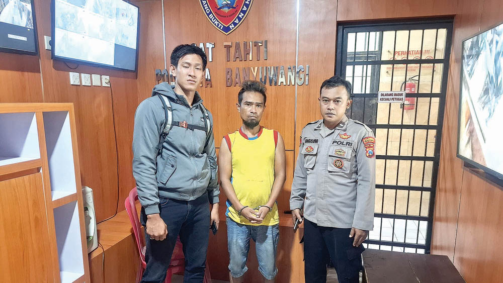 DIAMANKAN: Mansyur (tengah) dititipkan ke rutan Mapolresta Banyuwangi sejak Rabu (5/11) lalu.