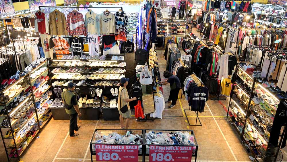 BUKA LAPANGAN KERJA: Bazar pakaian bekas digelar di GOR Tawangalun. Dalam bazar kali ini melibatkan 80 pedagang dari berbagai daerah di Pulau Jawa.
