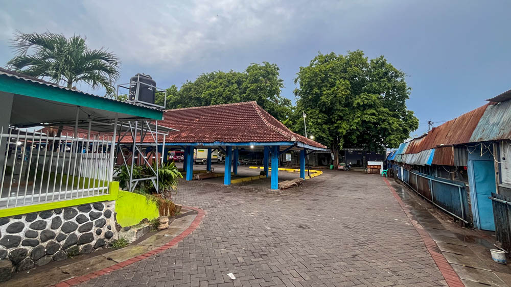 BUTUH PEREMAJAAN: Bidak pedagang berderet di sisi timur Pasar Blambangan.