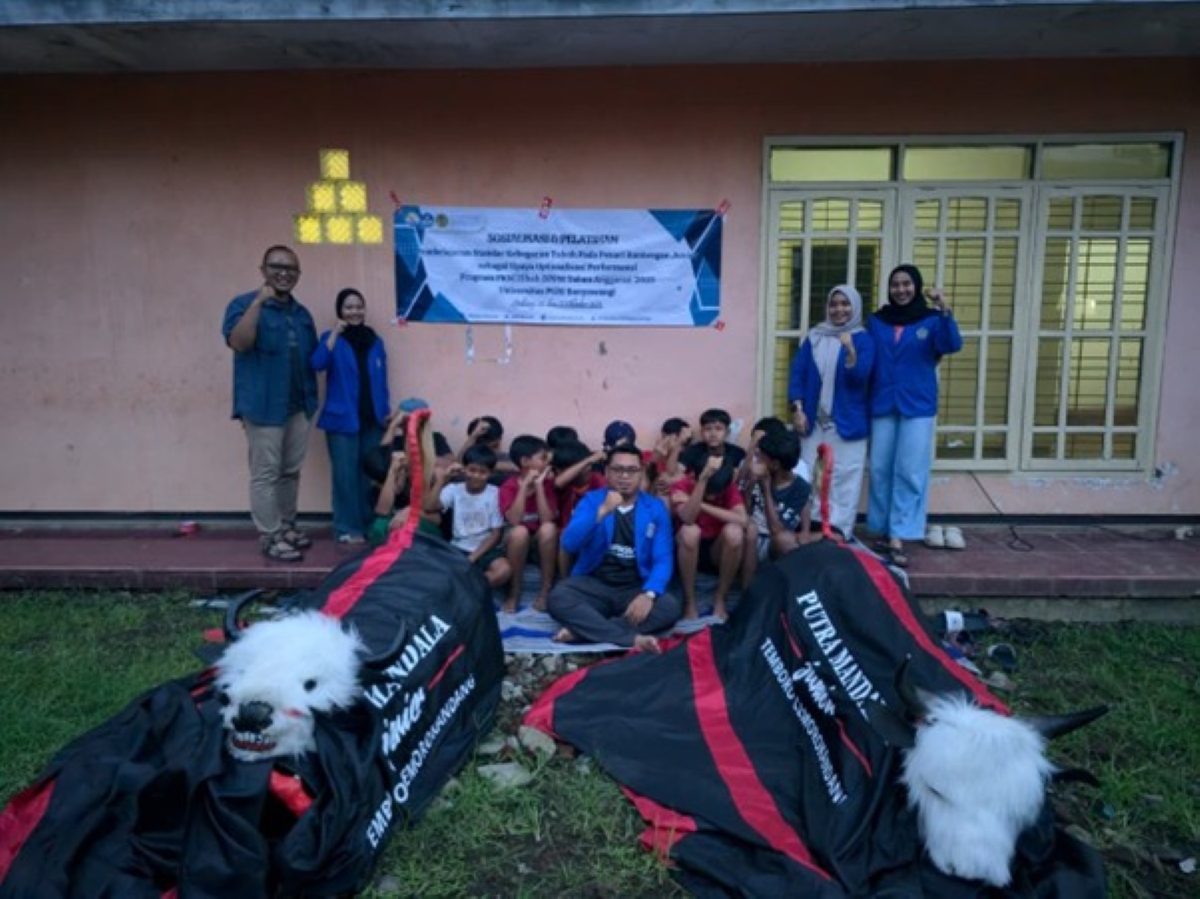 Tim PKM bersama para penari Bantengan junior sedang melakukan sesi pelatihan atau pengukuran fisik.