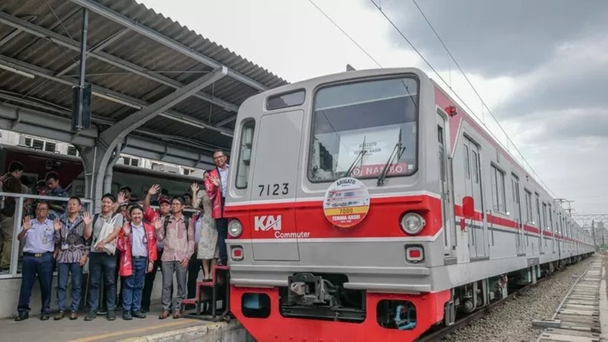 Tiga KRL legendaris resmi pensiun di Stasiun Jakarta Kota.