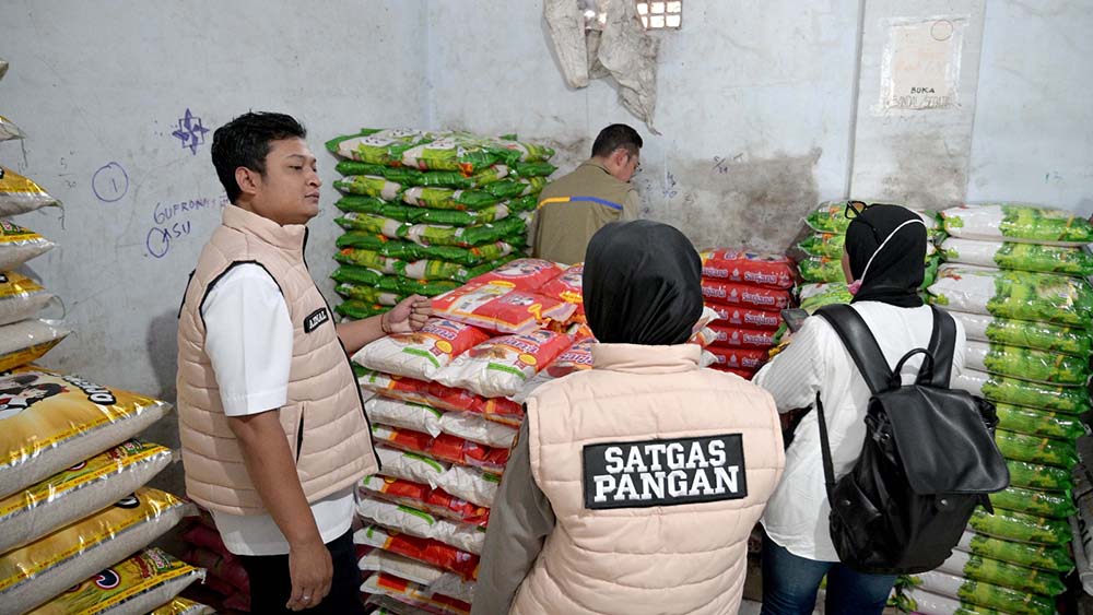 Tim Badan Pangan Nasional (Bapanas) didampingi Kanit Pidsus Satreskrim Polresta Banyuwangi Ipda Asmal Rahadian mengecek HET beras di salah satu kios di depan Polsek Banyuwangi, Rabu (12/11).