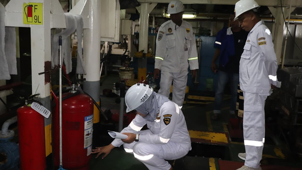 PERIKSA KESIAPAN: Tim marine inspector dari KSOP Tanjungwangi melakukan uji petik Kapal Sabuk Nusantara 91, Rabu (12/11).