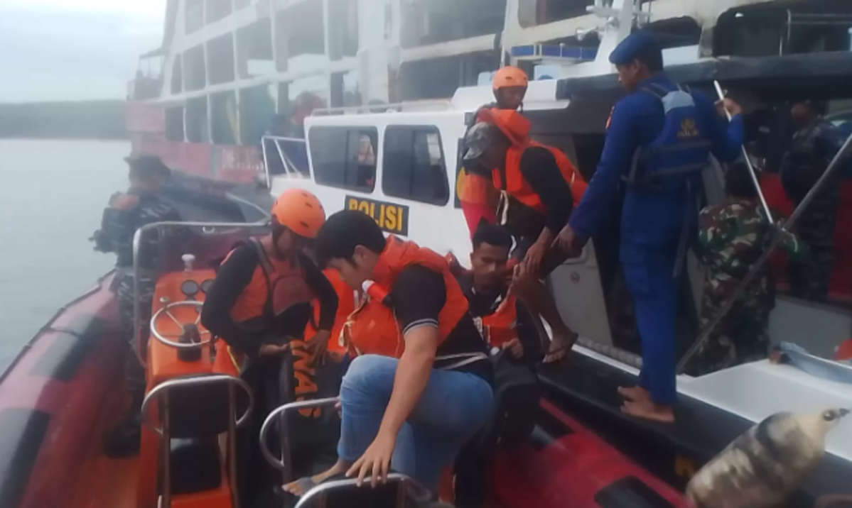 EVAKUASI: KMP Cemerlang 55 kandas di Selat Bali saat cuaca ekstrem
