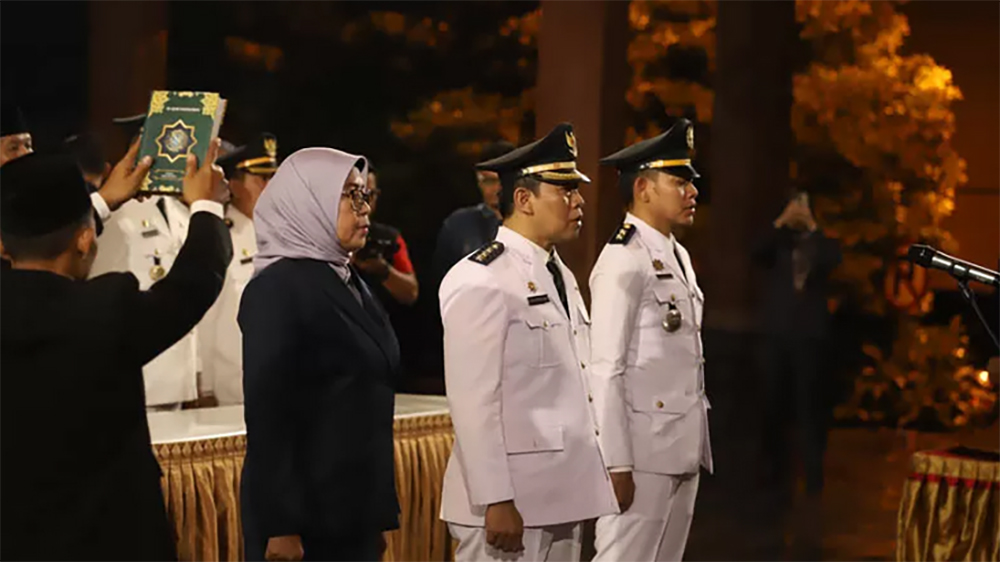 Bupati Ponorogo Sugiri Sancoko melantik Besse Tenri Sampeang sebagai Kepala Bakesbangpol Ponorogo, Maret 2024 lalu. Ia merupakan istri Sekda Ponorogo Agus Pramono.