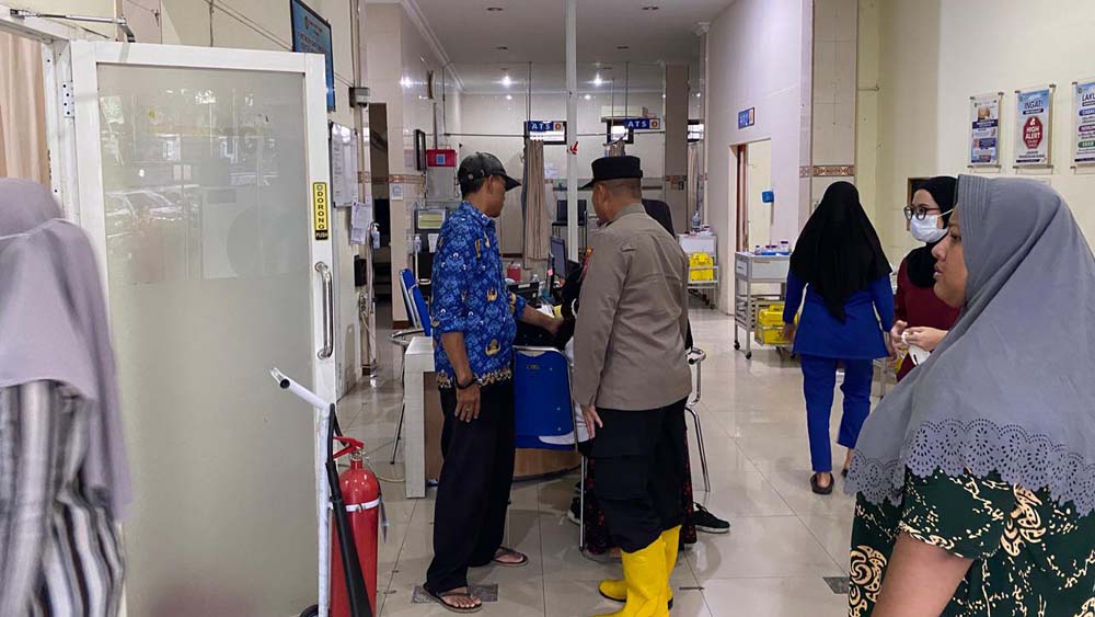 DIEVAKUASI: Anggota Polsek Kabat mengevakuasi jenazah Husnul Layinah ke RSI Fatimah. Wanita tersebut ditemukan meninggal di sungai Desa/Kecamatan Kabat, Selasa (11/11).