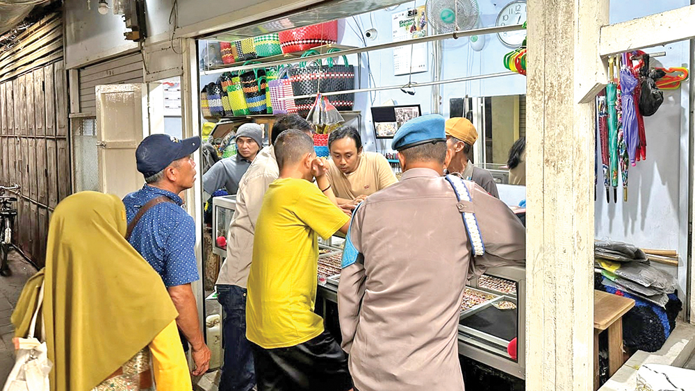 TKP: Anggota Polsek Glenmore melakukan identifikasi di TKP pencurian toko emas di Pasar Sepanjang, Kecamatan Glenmore, Rabu (12/11).