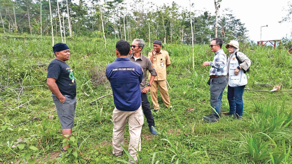 SURVEI: Tim PPGA Raung melakukan survei lokasi penambahan sensor seismik dan GPS tambahan, Selasa (11/11)