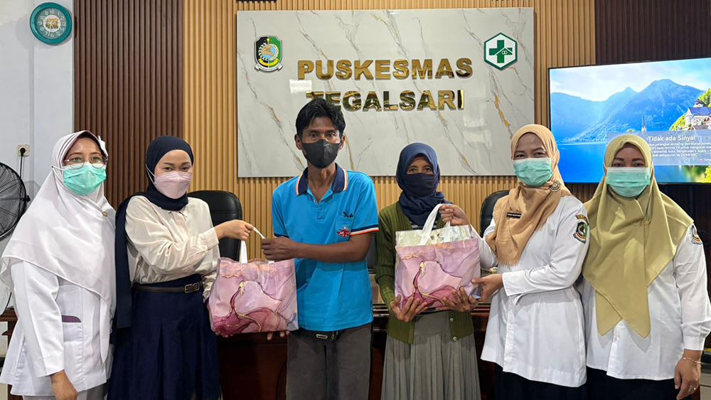 Pemkab Banyuwangi gelar skrining TBC serentak di 25 puskesmas. Ipuk Fiestiandani ajak warga jaga pola hidup sehat dan kebersihan lingkungan.