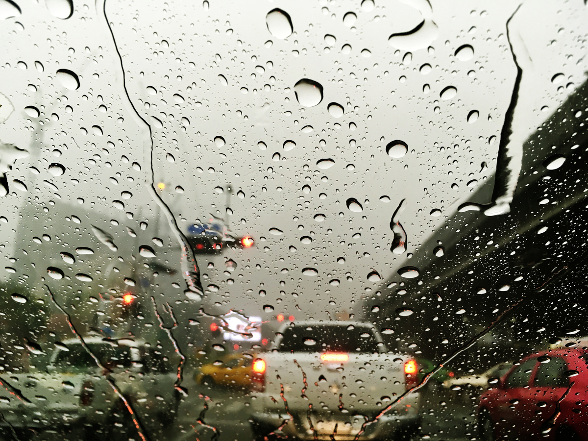 MACET: Cuaca buruk yang terjang Melaya sebabkan banjir dan pohon tumbang