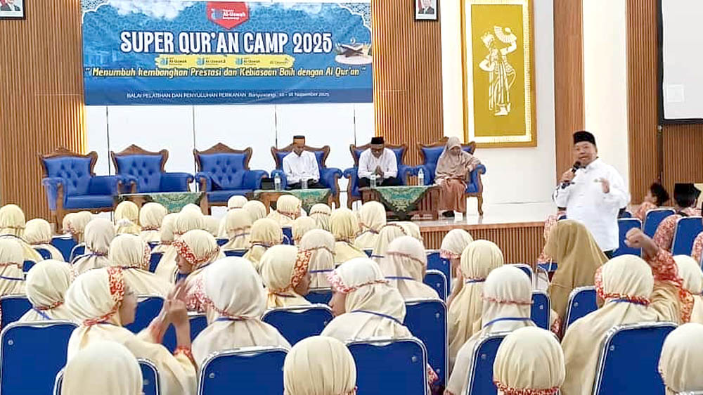 KEGIATAN UNGGULAN: Ketua Yayasan Al Uswah Kartono, S.Pd, M.Pd membuka Super Quran Camp 2025 di BPP Bangsring Rabu (12/11).