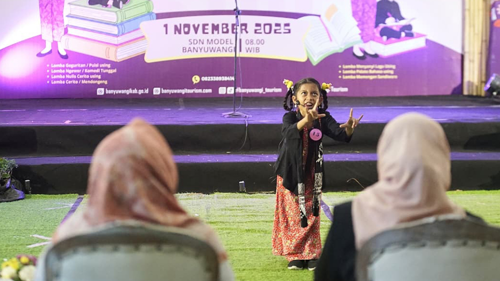 BAHASA IBU: Siswa tampil membawakan bahasa Oseng pada Festival Literasi Using yang digelar Pemkab Banyuwangi beberapa hari lalu.