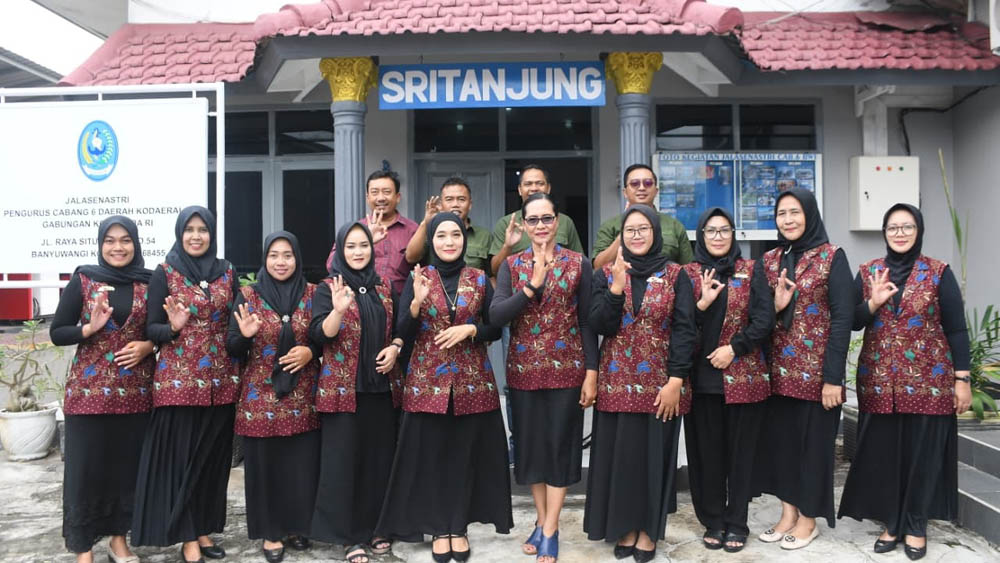 Tim JP-RaBa bersama Ketua Cabang 6 Daerah Kodar V Gabungan Jalasenastri Koarmada RI Dilla Puji Santoso dan jajaran usai dialog di kompleks Lanal Banyuwangi, Kamis (13/11).