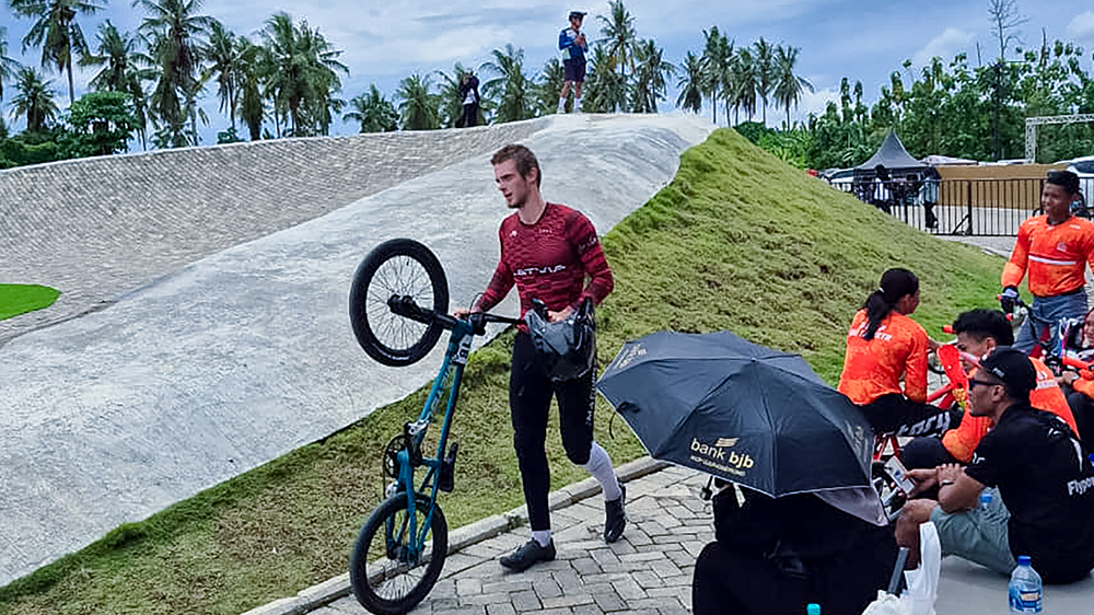 UJI COBA LINTASAN: Salah satu rider BMX  asal Latvia mencoba sirkuit BMX internasional di Muncar untuk persiapan Banyuwangi BMX Supercross, Sabtu dan Minggu besok (15-16 November).