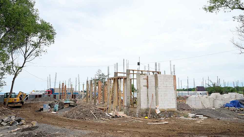 Proyek pembangunan Kampung Nelayan Merah Putih (KNMP) yang berlokasi di Pantai Ancol Plengsengan, Kelurahan Lateng terus dikebut. Kawasan KNMP nantinya akan dilengkapi 20 kios.