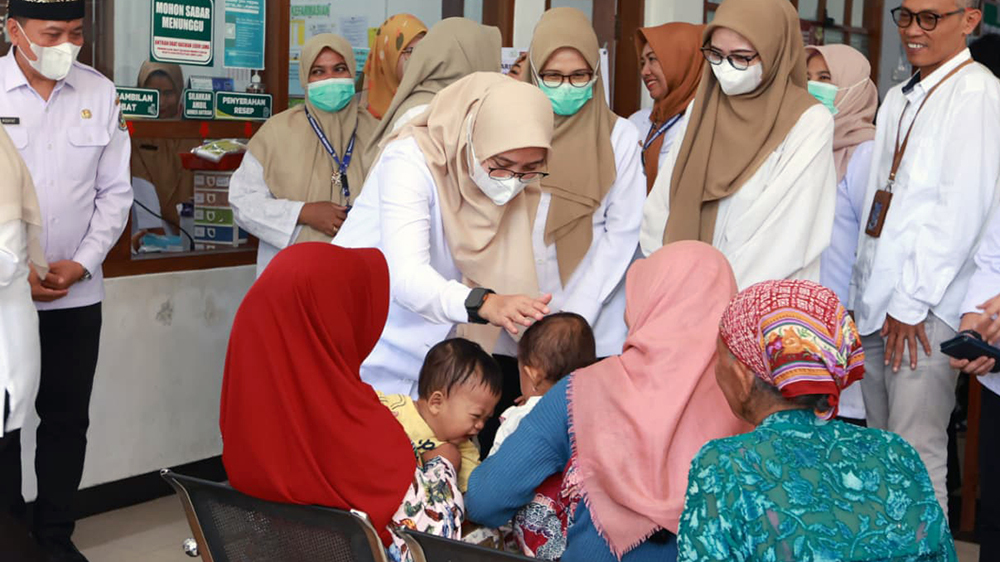 PEDULI KESEHATAN: Bupati Ipuk Fiestiandani menyapa sejumlah pasien saat meninjau pelayanan di Puskesmas Mojopanggunh, Kecamatan Giri, pada Rabu (12/11).