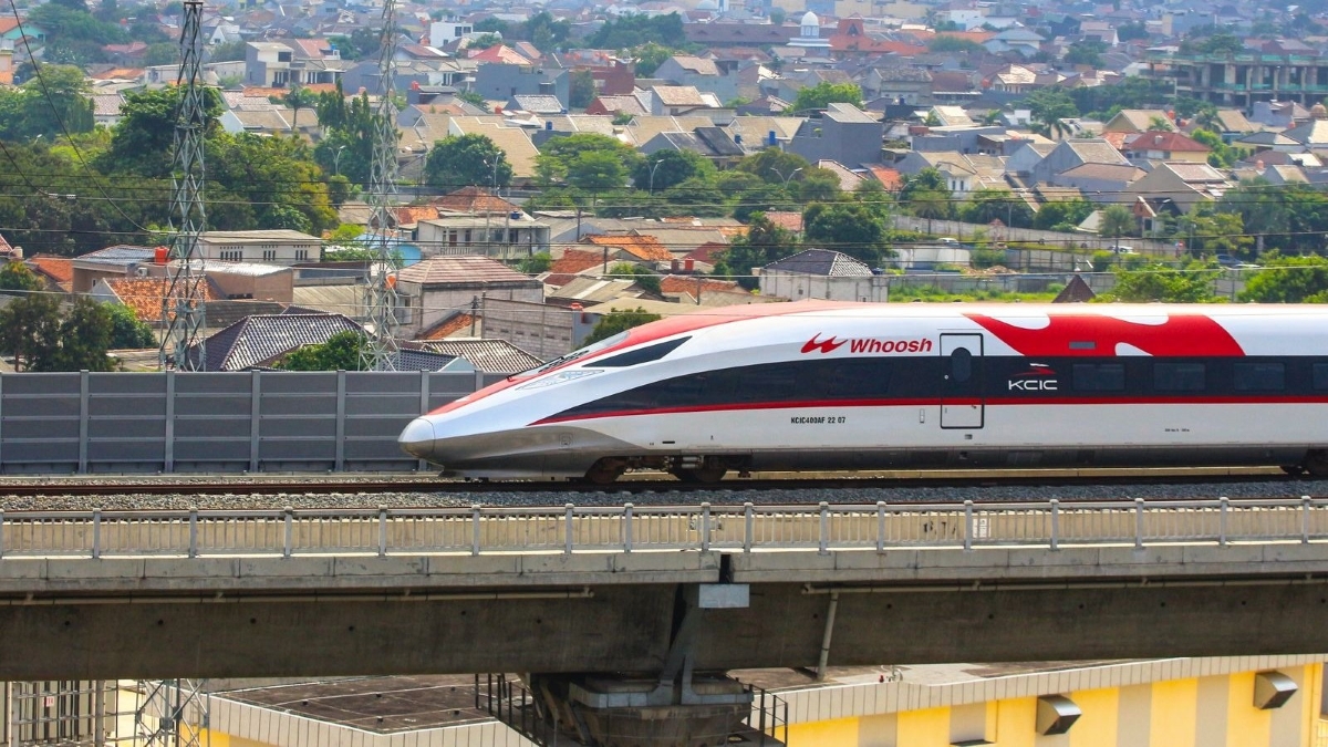 KAI siap perpanjang rute Kereta Cepat Whoosh hingga Banyuwangi sesuai arahan Presiden Prabowo.