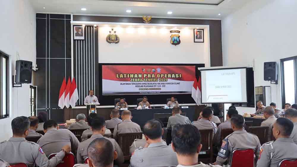 Polresta Banyuwangi gelar Latpraops Zebra Semeru 2025. Fokus turunkan pelanggaran dan tingkatkan kesadaran tertib lalu lintas.
