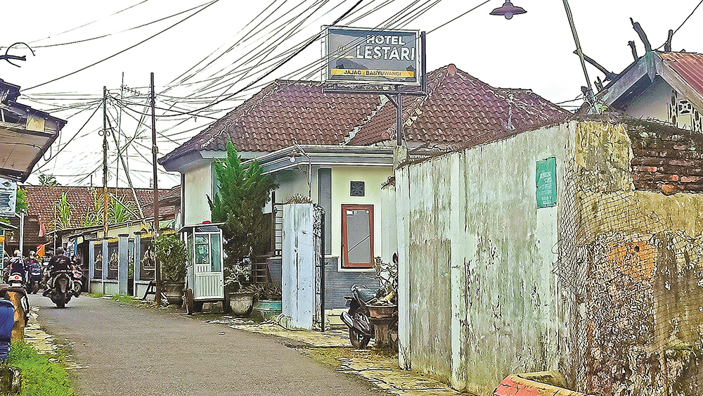 BEROPERASI: Pengguna jalan melintas di depan Hotel Lestari di Dusun Krajan, Desa Jajag, Kecamatan Gambiran, Kamis (13/11).