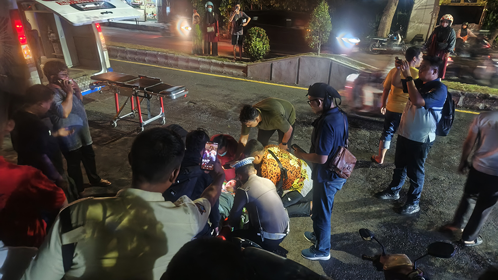 Seorang pengendara motor tengah dievakuasi setelah mengalami kecelakaan tunggal di dekat kantor Samsat Banyuwangi, Rabu (12/11).
