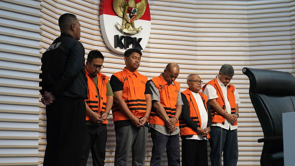 KPK menetapkan lima tersangka baru dalam kasus yang menyeret mantan Bupati Situbondo Karna Suswandi.