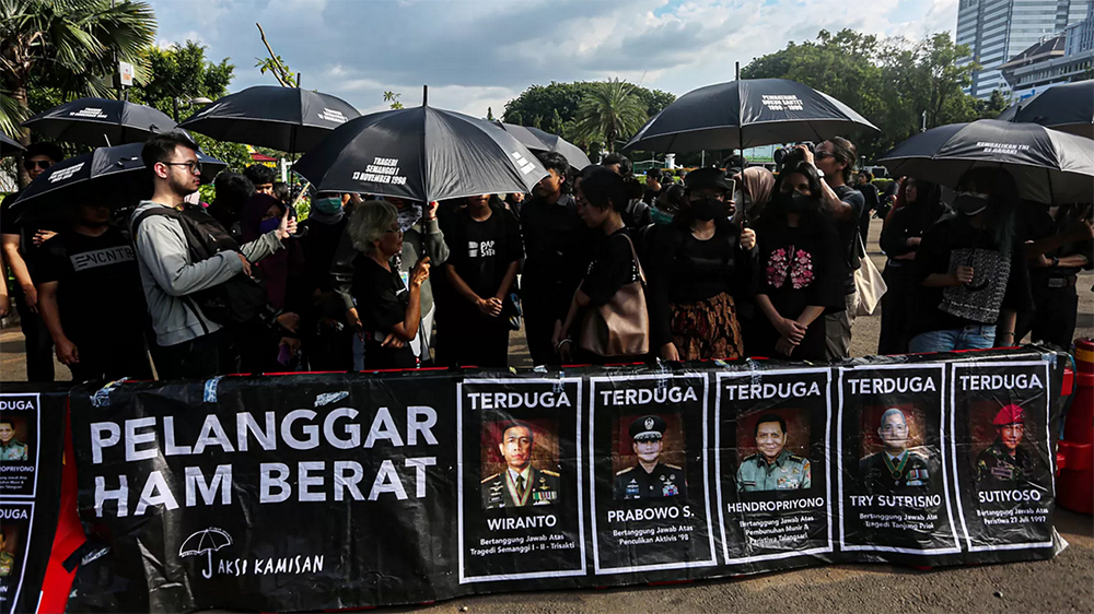 Aktivis yang tergabung Jaringan Solidaritas Korban untuk Keadilan (JSKK) mengikuti Aksi Kamisan di seberang Istana Negara, Jakarta (22/2/2024) lalu. Aksi ini menuntut kejelasan HAM kasus Semanggi.