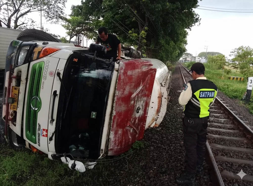 Kondisi truk yang terguling antara Stasiun Bangil-Porong sangat dekat dengan jalur KA, Kamis (13/11/2025).