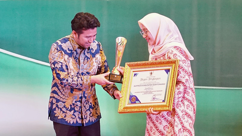 Penghargaan diberikan langsung oleh Wakil Gubernur Jawa Timur Emil Elistianto Dardak kepada Bupati Banyuwangi Ipuk Fiestiandani di Surabaya.