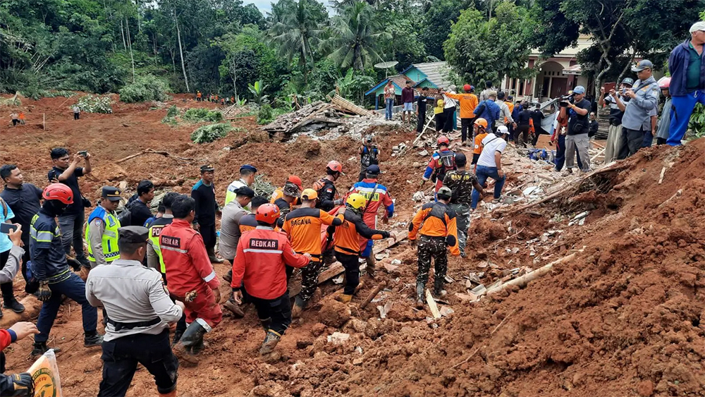 Tim gabungan melakukan operasi pencarian dan pencarian dalam bencana tanah longsor yang terjadi di Kecamatan Majenang, Kabupaten Cilacap, Jawa Tengah, Jumat (14/11)