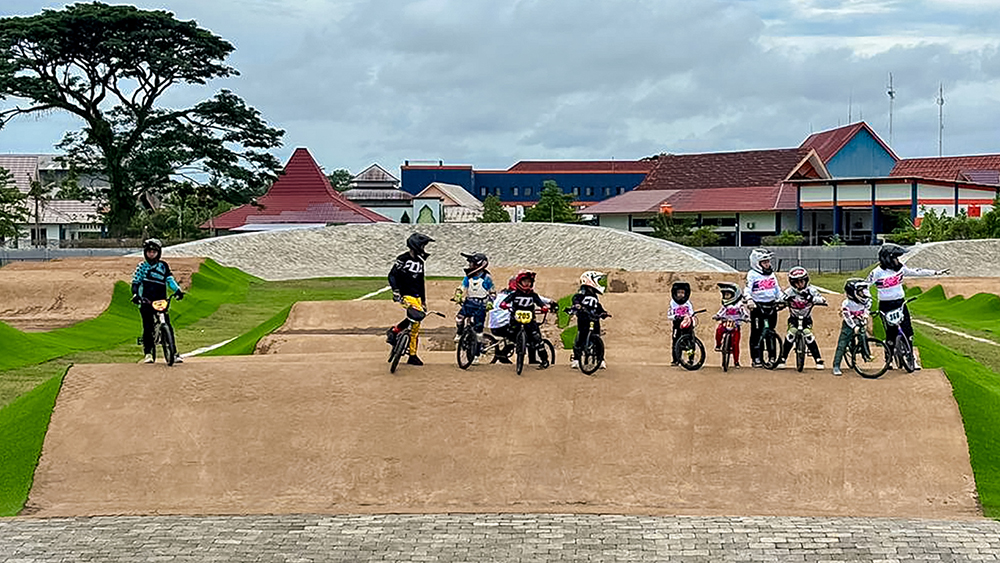 Ajang Banyuwangi BMX Supercross 2025 hadir dengan 207 pembalap dari berbagai negara dan jadi satu-satunya di Indonesia yang masuk agenda resmi UCI.
