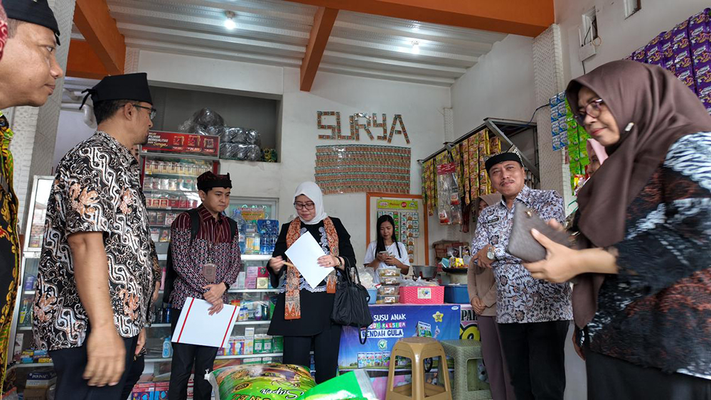 TURUN LAPANGAN: Tim Penilai IGA Award mengecek warung rakyat untuk mengetahui secara langsung sejauh mana dampak inovasi yang diterapkan Pemkab Banyuwangi.
