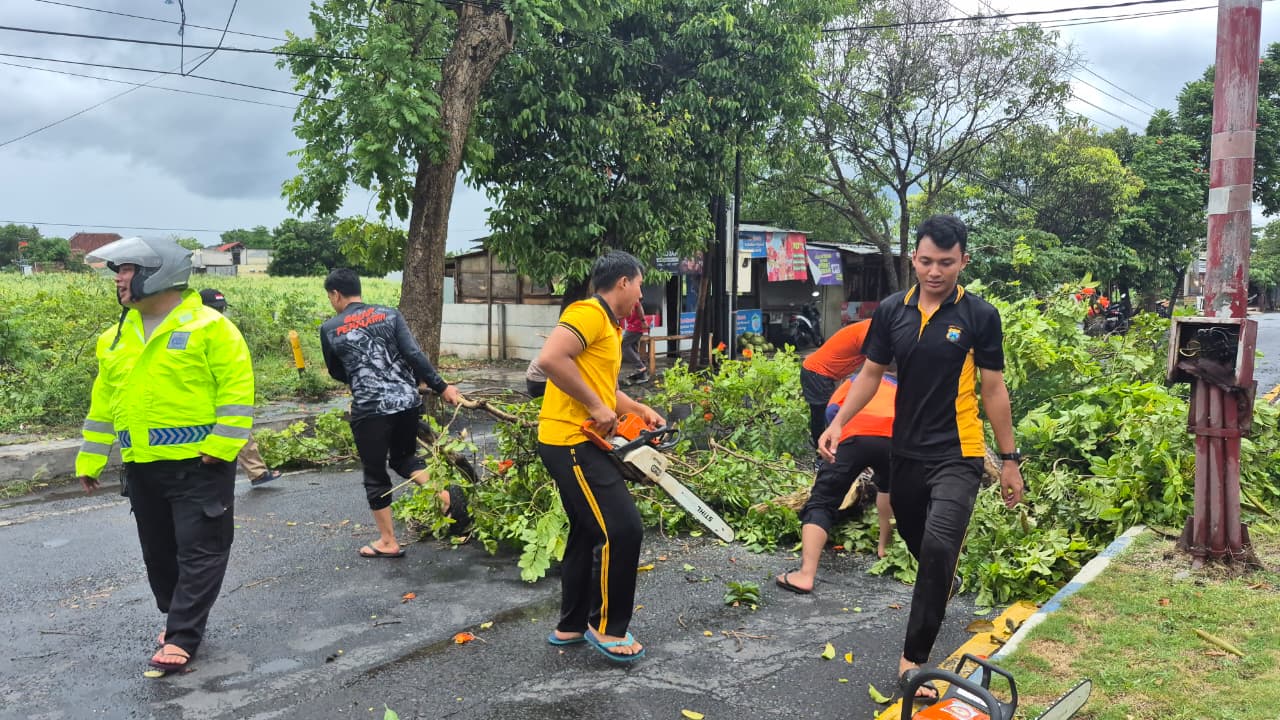 Polresta Banyuwangi tangani darurat angin puting beliung dengan respons cepat.