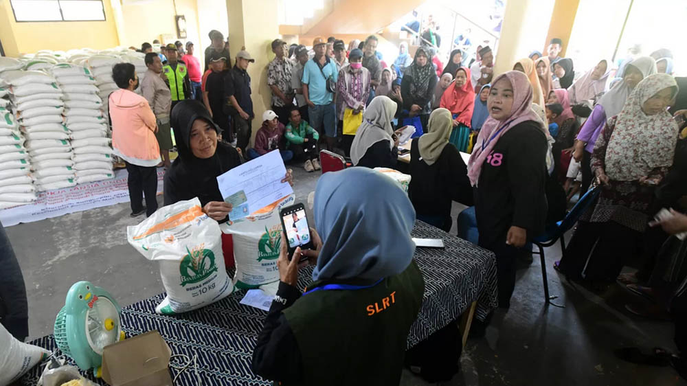 Warga antre menerima bansos beras 20 kg di Kantor Kelurahan Rangkapan Jaya Baru, Depok, Jawa Barat, Kamis, (24/07/2025).