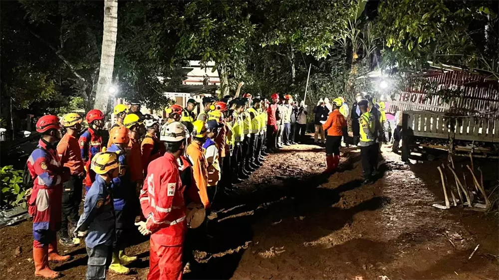 Tim SAR gabungan dikerahkan untuk melakukan pencarian korban longsor di Desa Cibeunying, Kecamatan Majenang, Kabupaten Cilacap, Kamis (13/11/2025) malam.