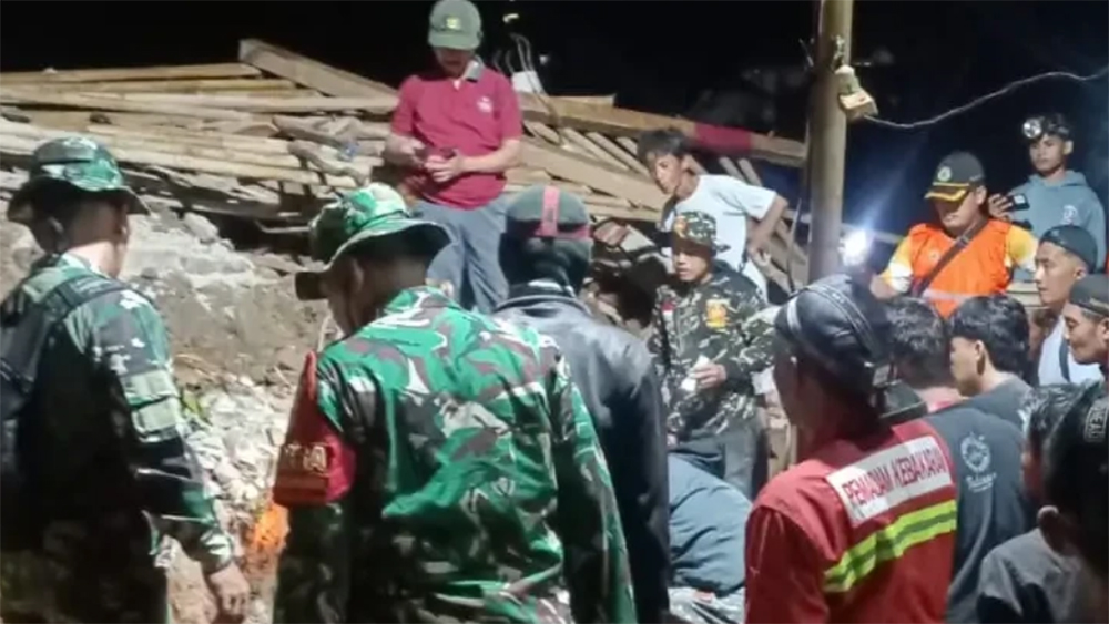 Proses pencarian dan pertolongan korban longsor di Kecamatan Majenang, Kabupaten Cilacap pada Kamis (13/11) malam.