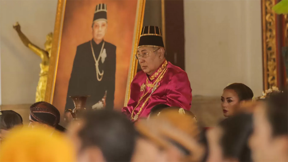 Sinuhun Pakubuwono (PB) XIII, raja Keraton Kasunanan Surakarta, mangkat pada Minggu (2/11/2025) pagi. Meskipun sudah ada penggantinya, namun dianggap tidak sah.