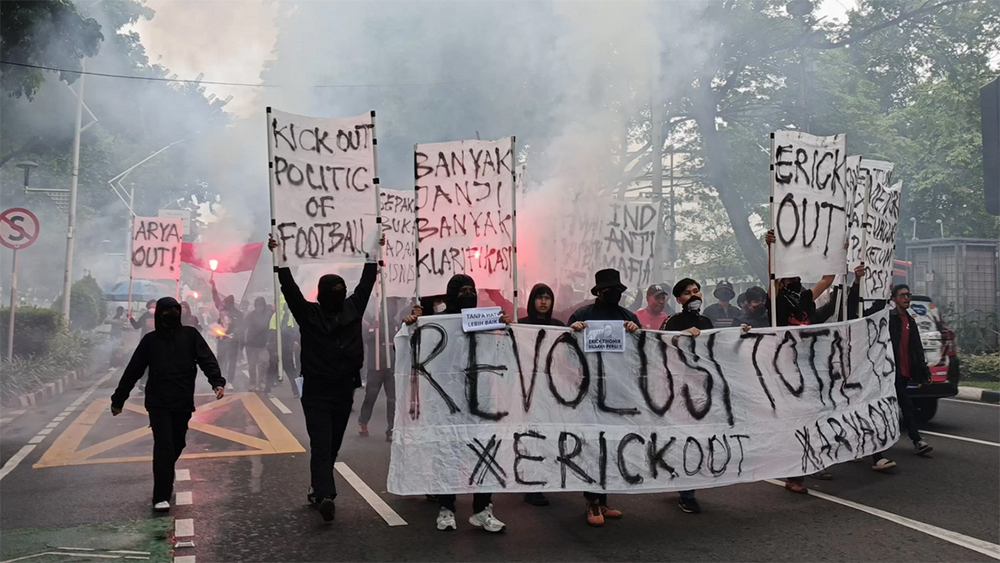 Ultras Garuda Indonesia melakukan aksi demonstrasi di depan Kantor PSSI di GBK Arena, Senayan, Jakarta pada Jumat (14/11).
