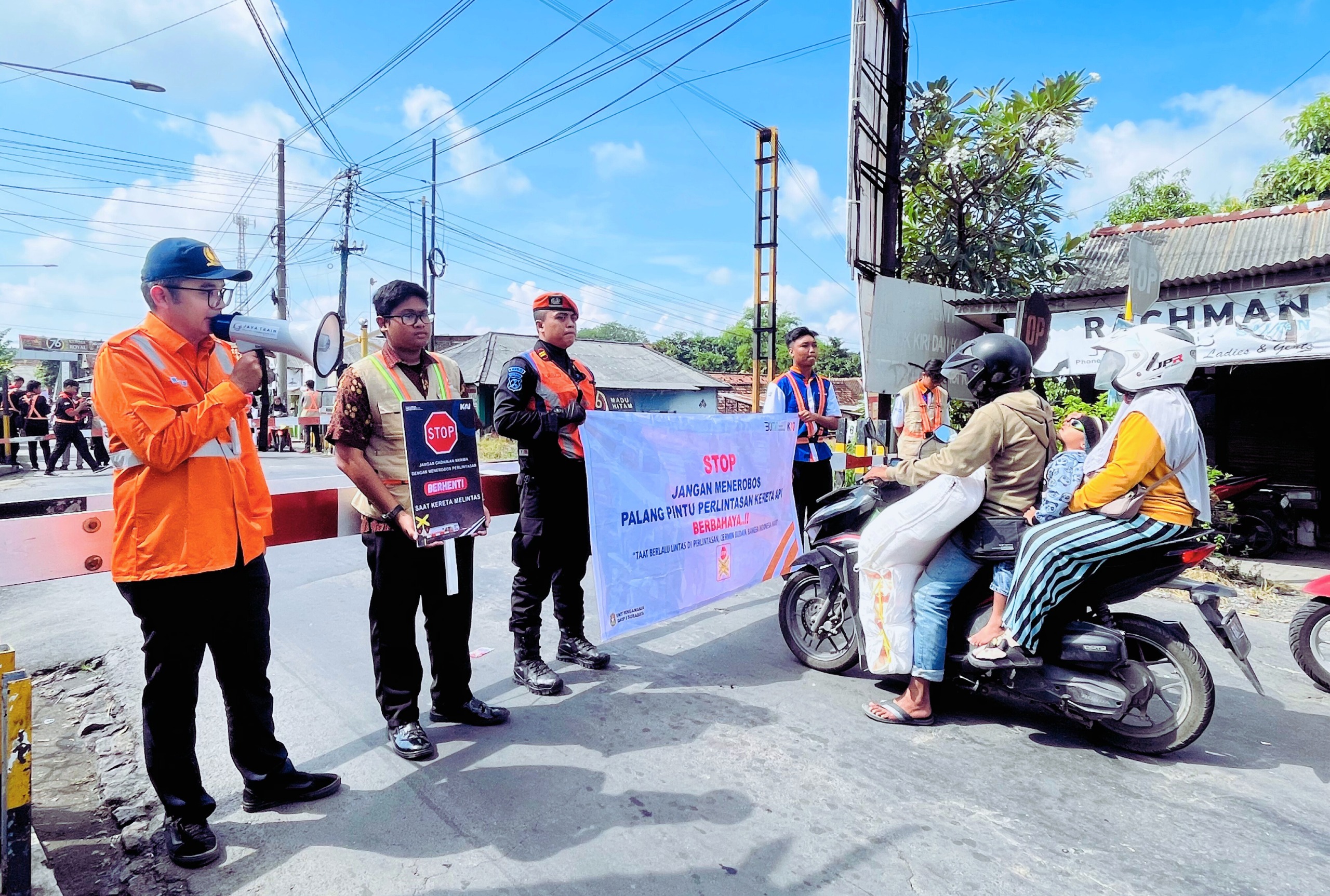 Upaya KAI Daop 8 Surabaya menekan kecelakaan perlintasan sebidang.