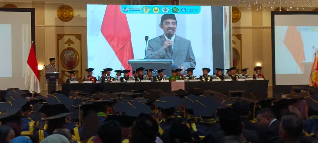 PESAN KHUSUS: Pembina Yayasan Puspa Dunia, Dr. H. Teguh Sumarno, M.M memberikan pesan tegas kepada seluruh wisudawan mengenai pentingnya peningkatan kompetensi dan karakter.