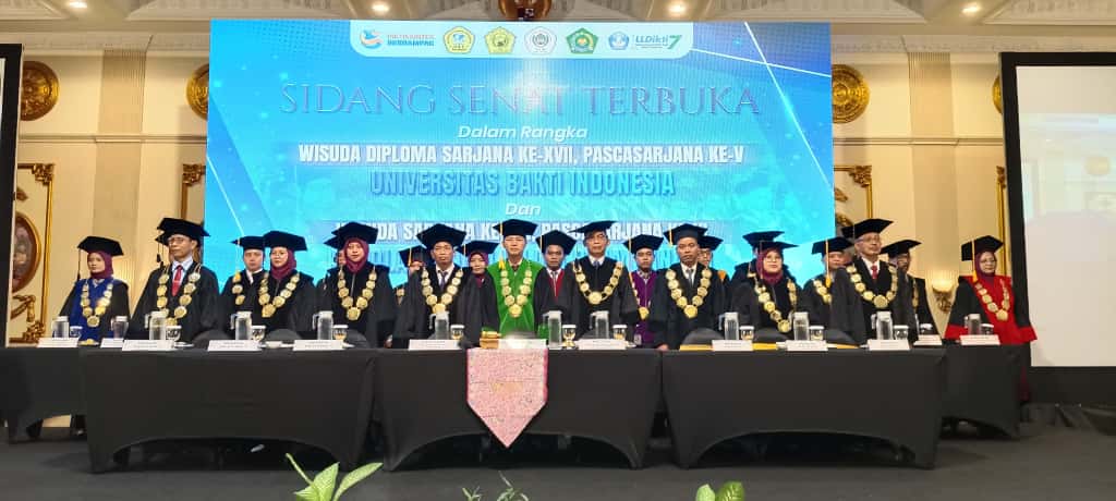 PROSESI SAKRAL: Rektor UBI dan Ketua STIB saat melangsungkan wisuda pada Sabtu (15/11) di Aston Hotel Banyuwangi.