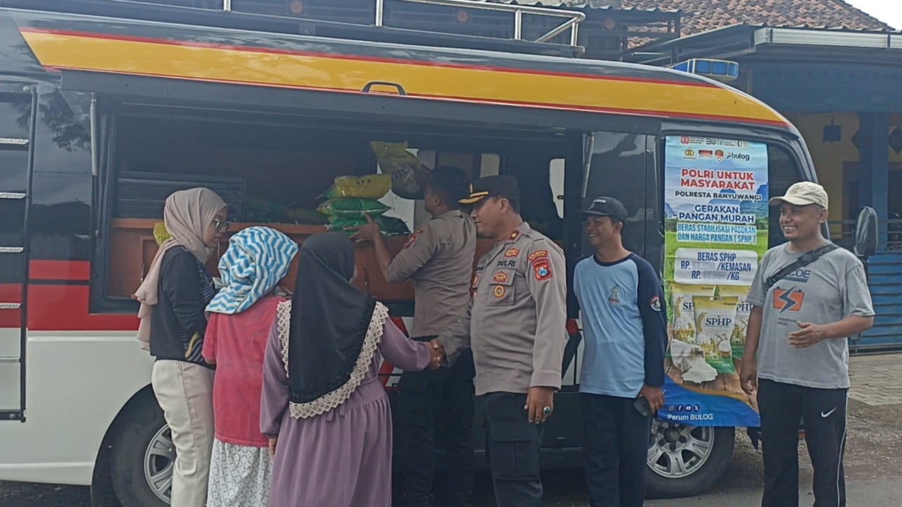 Gerakan Pangan Murah Polresta Banyuwangi diserbu warga, 250 sak beras SPHP ludes terjual di Desa Macan Putih untuk stabilisasi harga pangan.