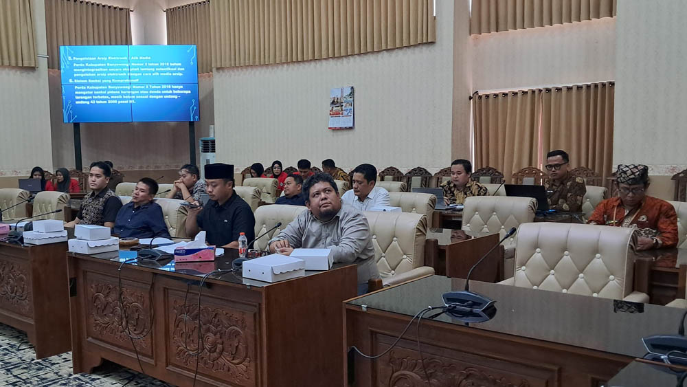 RAPAT KERJA: Bapemperda dan Eksekutif gelar rapat pembahasan Propemperda 2026, Kamis (13/11) di Ruang Rapat Khusus DPRD Banyuwangi.