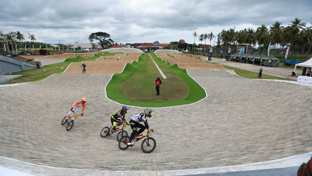 SIRKUIT STANDAR OLIMPIADE: Para pembalap beradu cepat di sirkuit BMX Muncar yang memiliki lintasan sepanjang 465 meter.
