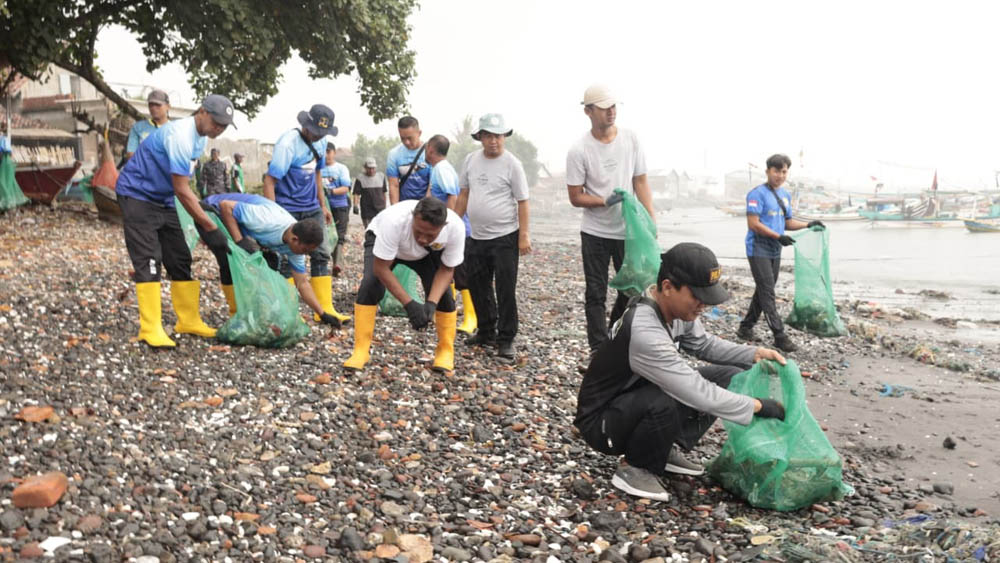 KIRIMAN DARI SUNGAI: Anggota Sungai Watch membersihkan sampah yang mengotori kawasan pesisir Sampangan, Desa Kedungrejo, Muncar pada Jumat (14/11).